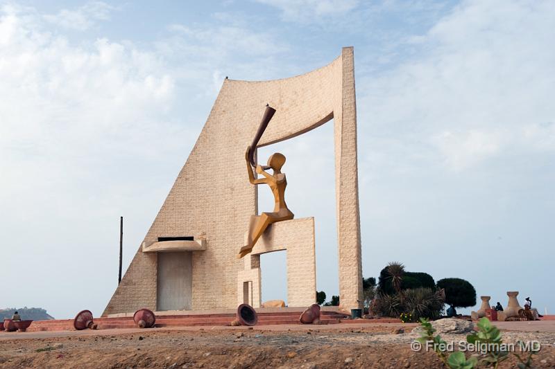 20090528_093333 D3 P1 P1.jpg - Another  much smaller monument on our way (along the coast) from the outskirts. We have stopped in Dakar  on our way to South Africa.  We were surprised to realize that it takes less time to fly from NYC to Dakar than it does to fly from Dakar to Johannesburg!!  That's because the western part of Africa is 'quite west', actually only 3 time-zones from Eastern time!